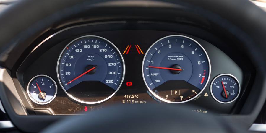 Панель приборов Alpina B4 Bi-Turbo Coupe (F32) 2016 года  (AU) (фото 2 из 25)